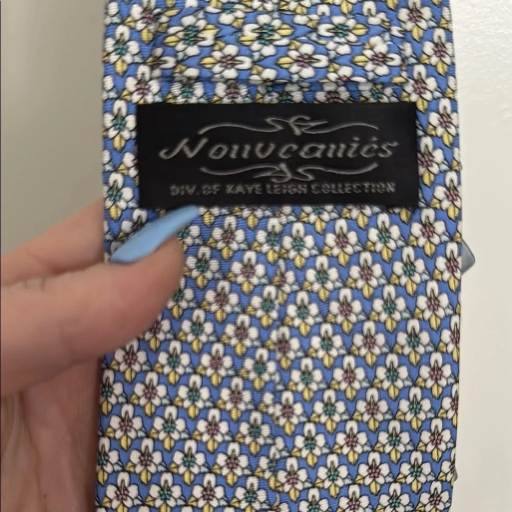 Elegant Blue and White Silk Geometric Tie